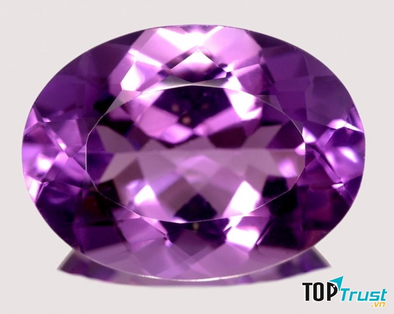 Đá thạch anh tím , mang năng lượng dương với màu sắc tương sinh , mang lại năng lượng và tài vận cho người sở hữu mệnh thổ.