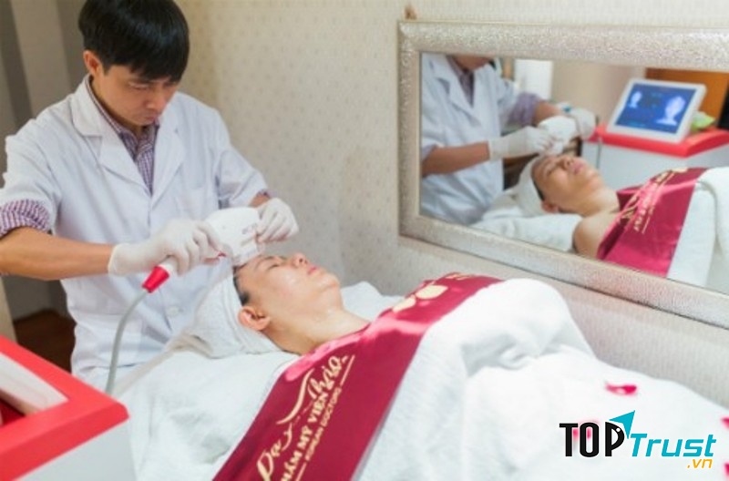 Bác sĩ Phạm Cao Kiêm đang điều trị Hifu Sonoqueen cho khách hàng.