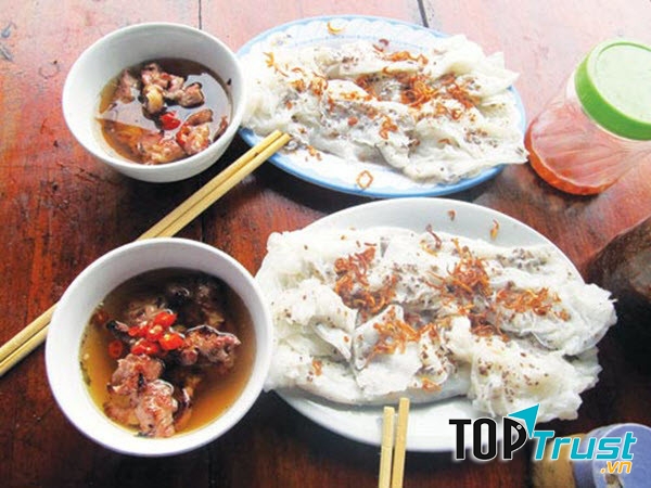 Bánh cuốn Tam Đảo ăn kèm thịt lợn đồi