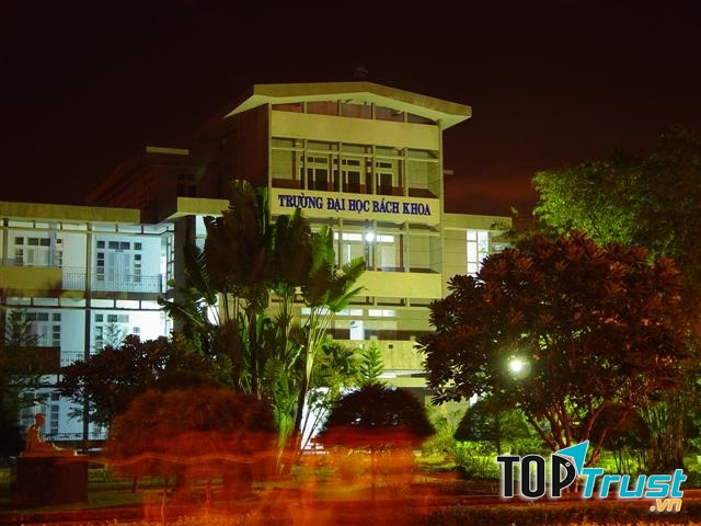 Một góc Bách khoa về đêm