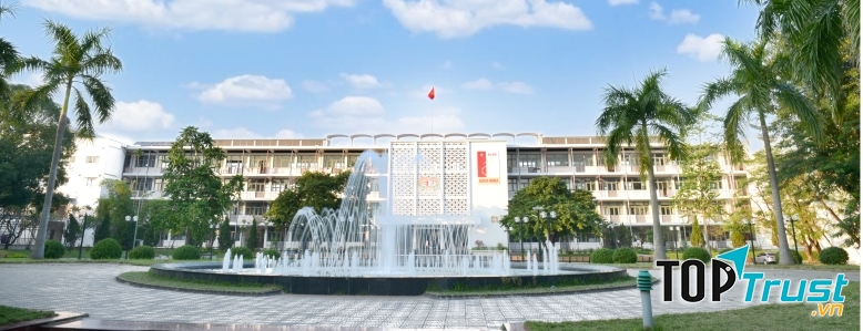 Khuôn viên rộng và đẹp tại trường