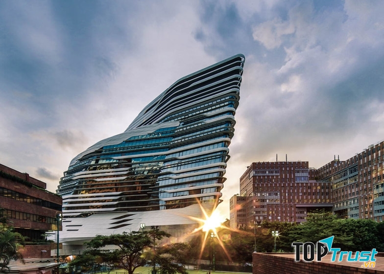 Tòa nhà với nét thiết kế uốn lượn đẹp mắt tại Đại học Bách khoa Hong Kong.