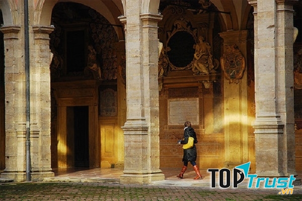 Bên trong trường Đại học Bologna