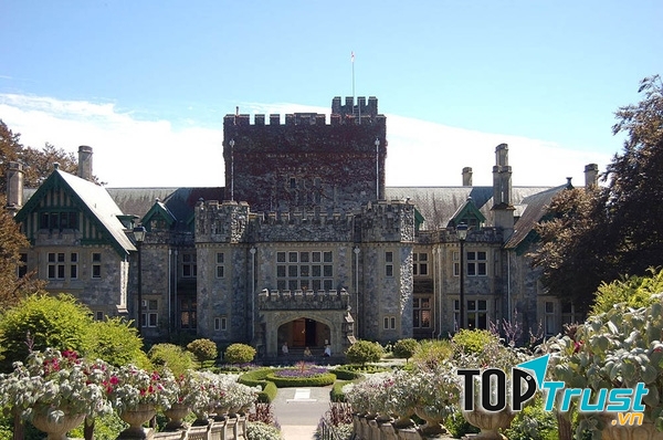 Tòa nhà Hatley của Đại học British Columbia được lấy làm bối cảnh cho Trường học đặc biệt dành cho Dị nhân trong X-Men: The Last Stand (2006).