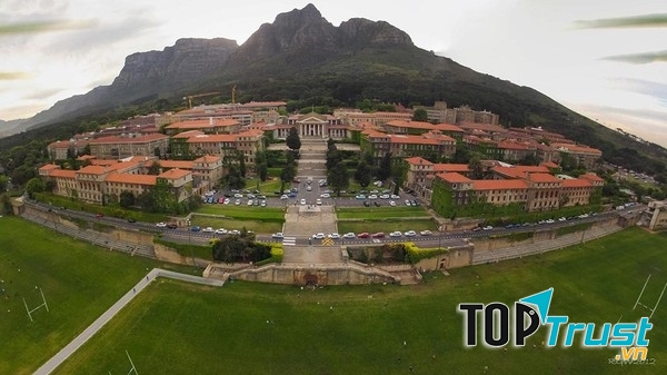 Đại học Cape Town “tựa lưng” vào dãy núi Bàn, nổi tiếng là một trong những kỳ quan thiên nhiên hiện đại