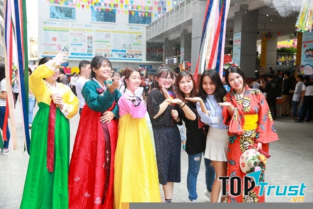 HUTECH - Môi trường Đại học năng động và sôi nổi