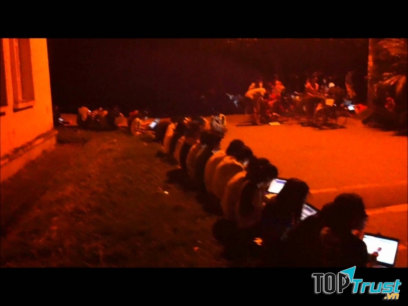 Một hàng dài vô tận canh me tín chỉ