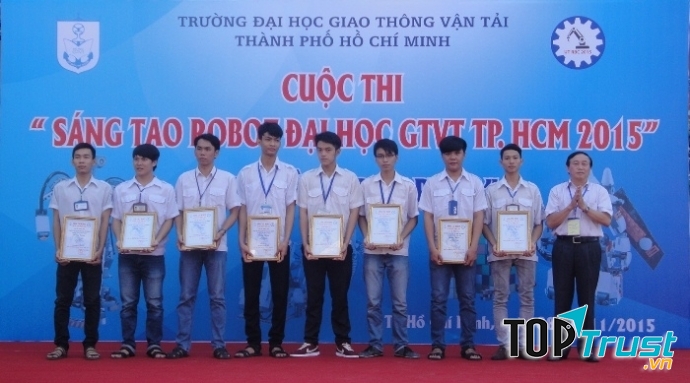 Sinh viên tham gia cuộc thi sáng tạo robot