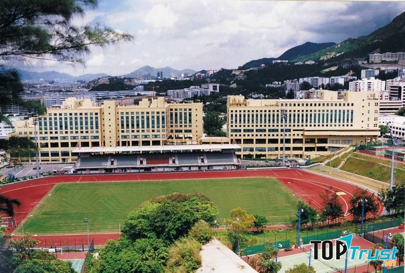 Sân vận động trong khuôn viên trường.