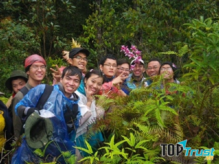 Sinh viên ngành Công nghệ sinh học trong chuyến đi thực địa