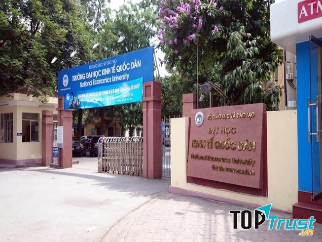 Cổng trường Đại học kinh tế quốc dân
