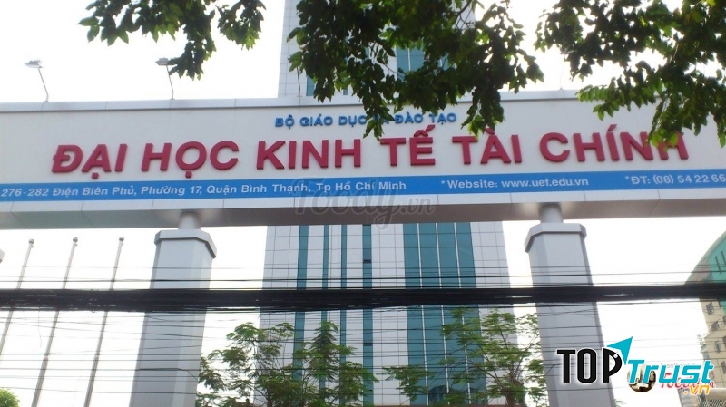 Cổng trường Đại học Kinh tế Tài Chính thành phố Hồ Chí Minh