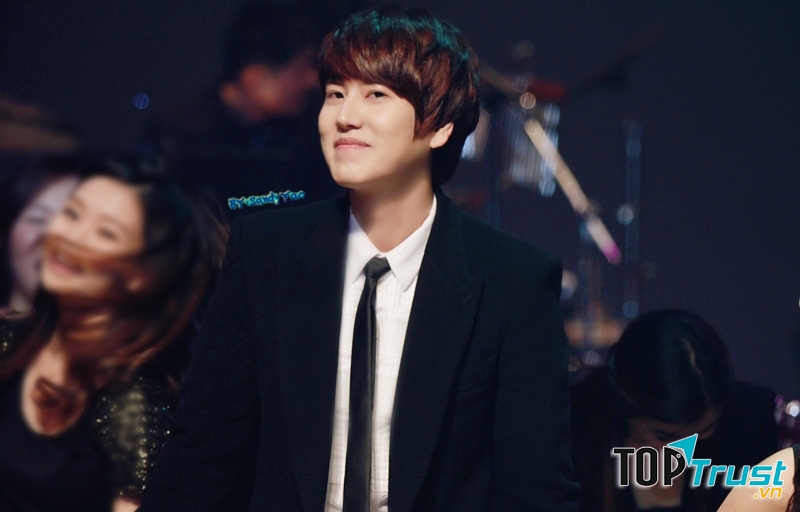 Ca sĩ nổi tiếng Kyuhyun quay về trường tham gia một buổi giao lưu