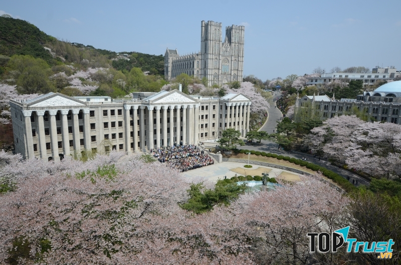 Kiến trúc mang thậm nét Gothic của đại học Kyung Hee