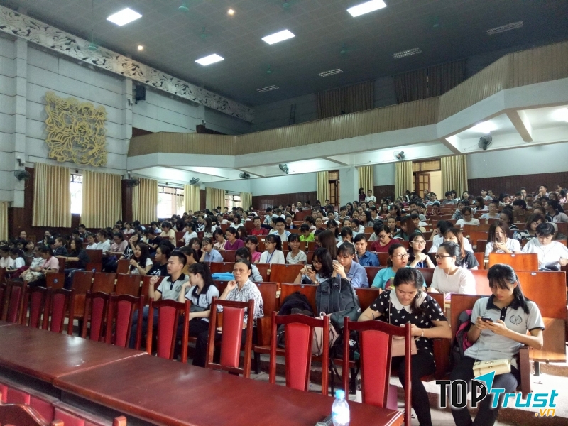 Phiên tòa lưu động luôn thu hút đông đảo sinh viên HLU tham gia