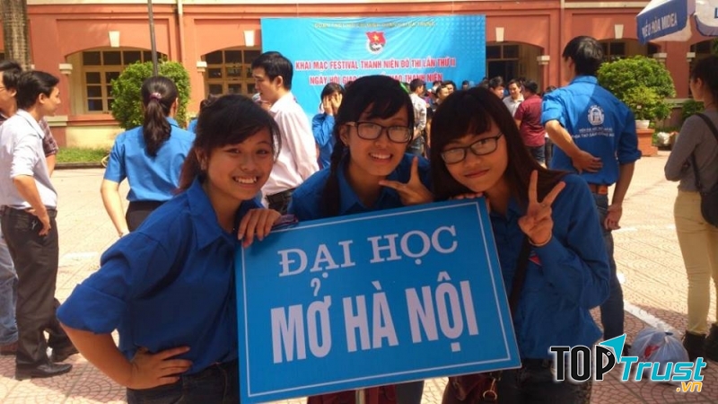 Sinh viên lớp lkt12- 04, khoa luật- Viện đại học mở hà Nội ( Quỳnh Anh, Thu Thủy, Nguyệt Anh)