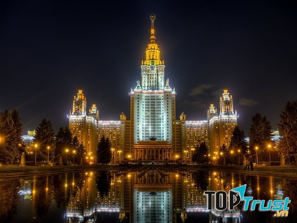 Ngôi trường nổi bật dưới nền trời đêm