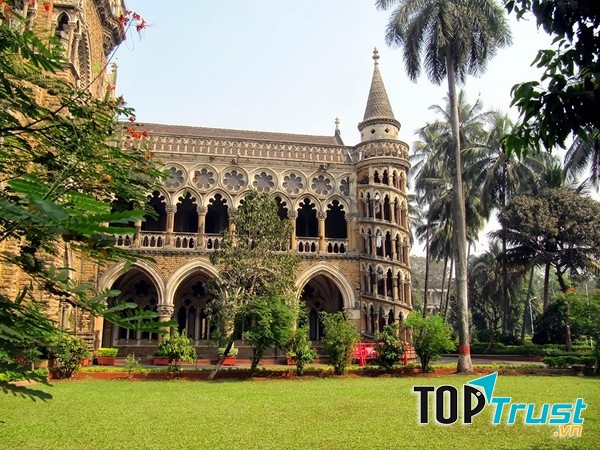 Mumbai là ngôi trường đại học hàng đầu Ấn Độ, là niềm mơ ước lẫn tự hào của các học sinh theo học