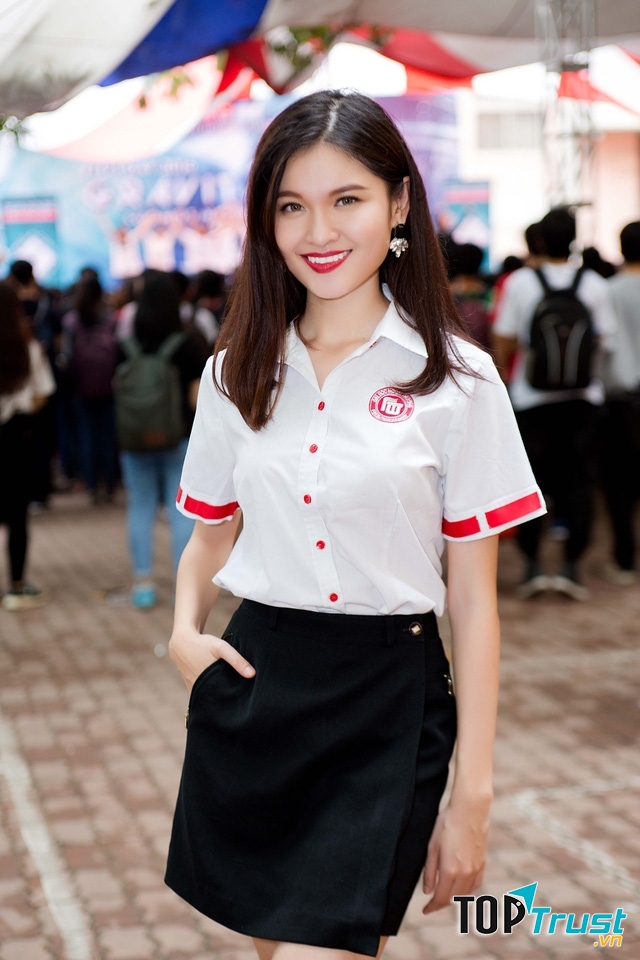 Sinh viên tự tin trong bộ đồng phục