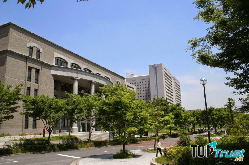 Trường xếp ở vị trí thứ 6 trong số những ngôi trường đại học lâu đời nhất của Nhật Bản