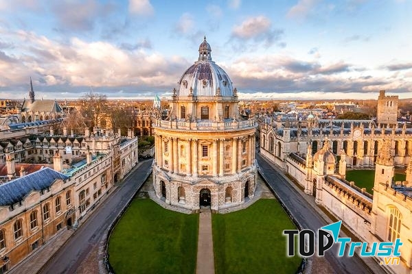 Ngôi trường đại học này tọa lạc trong trung tâm thành phố cổ ﻿Oxford