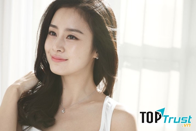 Diễn viên Kim Tae Hee nổi tiếng thông minh khi thi đậu cả hai ngành trong trường