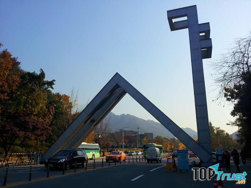 Cổng trường ấn tượng với thiết kế độc đáo