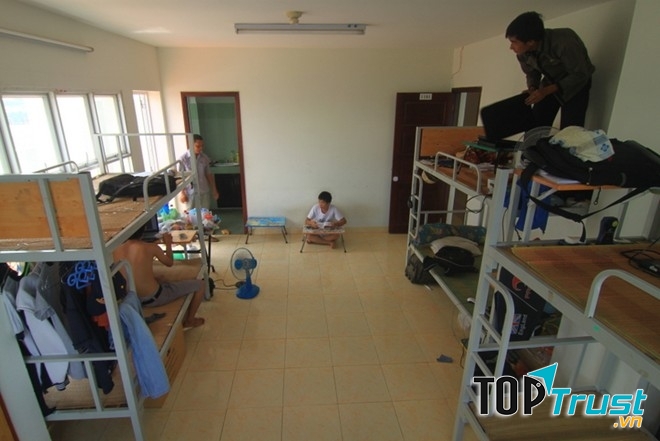 Mỗi phòng ở được từ 6-8 người.