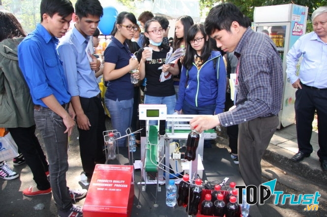 Sinh viên Công nghệ thực phẩm xem trình diễn sản phẩm công nghệ của trường