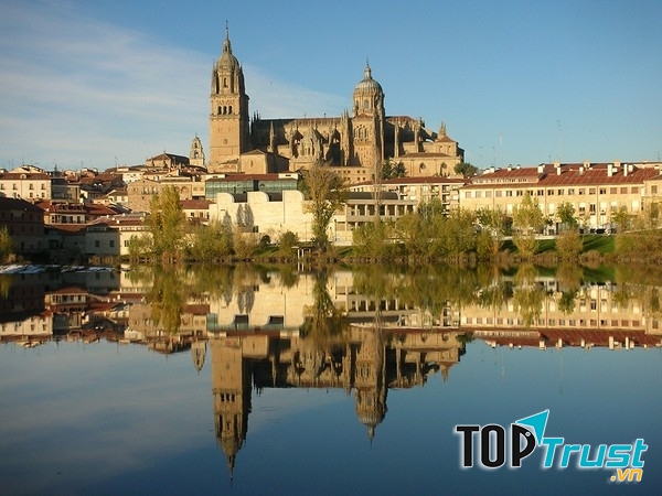 Đại học Salamanca mang một lối kiến trúc cổ tinh tế, công phu và nhất là đầy chất Tây Ban Nha