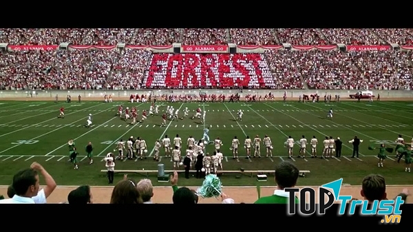 Cảnh đấu bóng bầu dục trong phim Forrest Gump (1994) tại sân vận động Weingart của trường