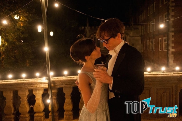 Một cảnh phim trên cây cầu trước trường