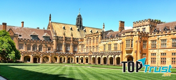 Khuôn viên hình tứ giác của Đại học Sydney được thiết kế theo phong cách kiến trúc tân Gothic