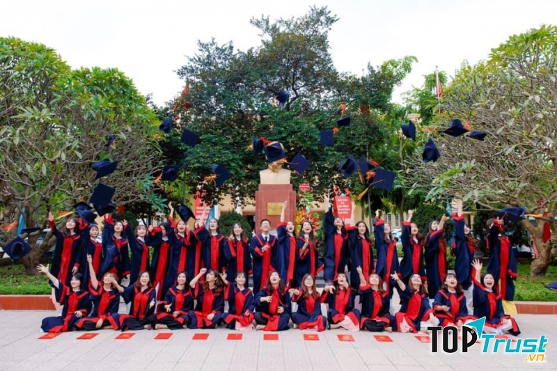 Sinh viên Đại học Thương mại