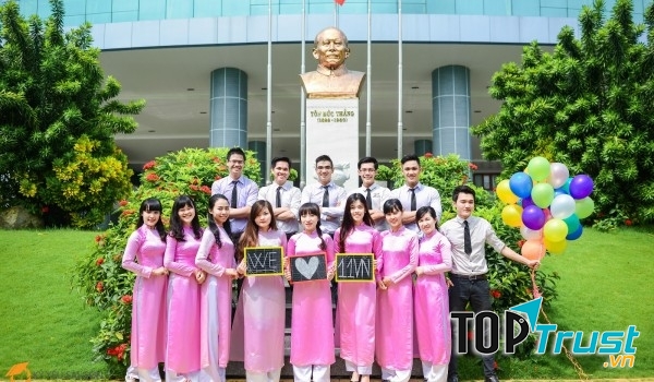 Trang phục truyền thống của sinh viên đại học Tôn Đức Thắng