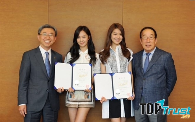Yuri và Soo Young của SNSD là đại sứ của trường.