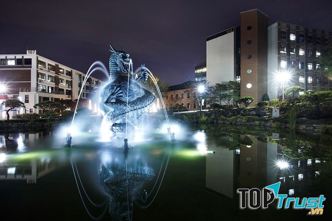 Biểu tượng Rồng Xanh nổi tiếng của trường