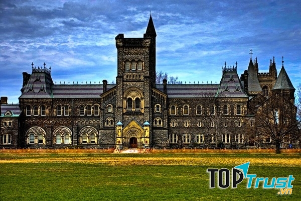 Đại học Toronto nổi tiếng với lối kết hợp độc đáo và thú vị của 2 dòng kiến trúc khác nhau là Gothic và Roman
