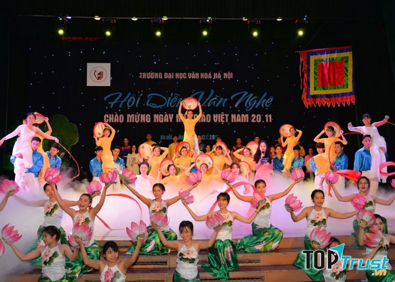 Tiết mục biểu diễn của sinh viên.