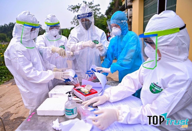 Sinh viên ĐH Y Hà Nội tham gia hỗ trợ phòng chống Covid-19.