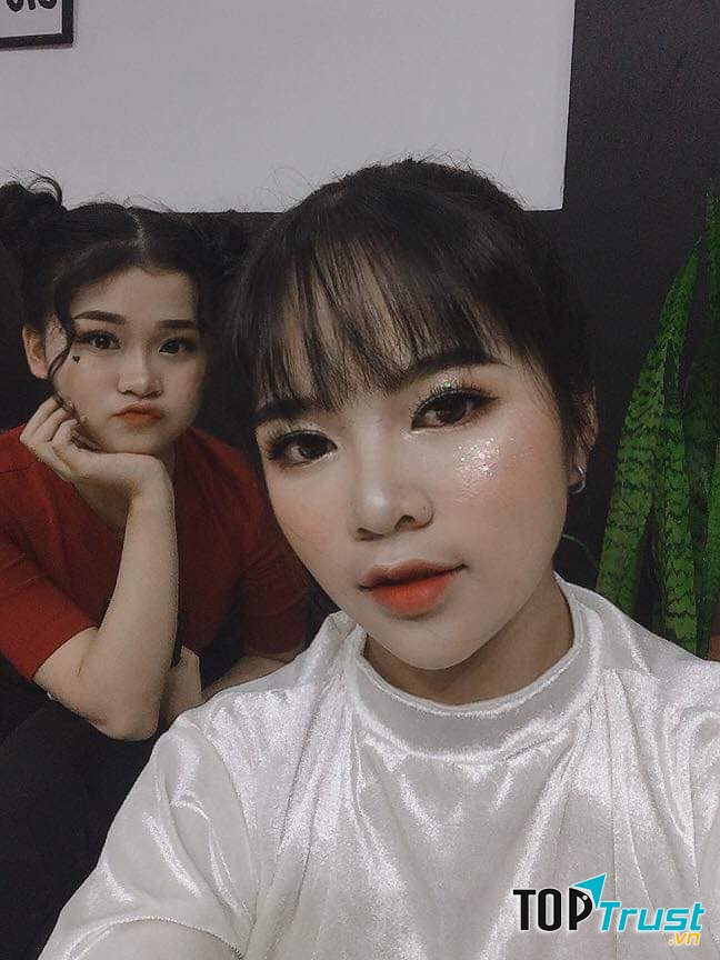 Make up kỷ yếu
