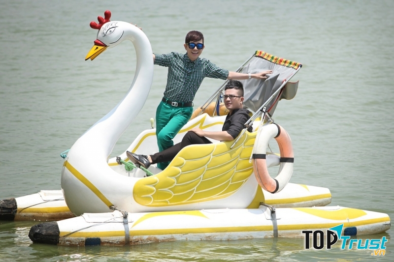 Đạp vịt ở hồ Đại Lải