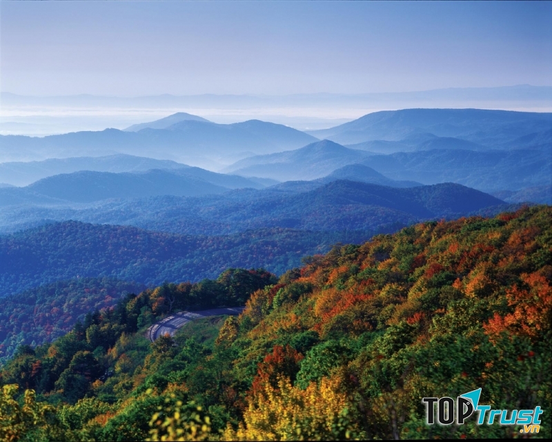 Blue Ridge Parkway là một con đường nổi tiếng nhất nước Mỹ