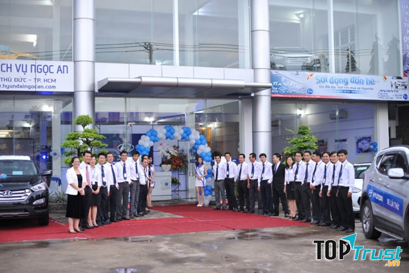 Đội ngũ nhân viên bán hàng của Hyundai Ngọc An