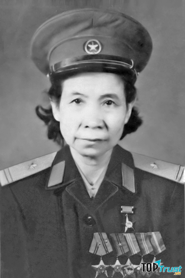 Đại tá Định Thị Vân.