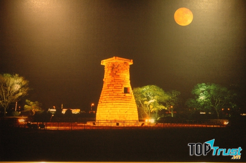 Đài thiên văn Cheomseongdae rực sáng huyền ảo dưới bầu trời đêm.