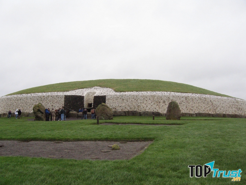 Đài tưởng niệm Newgrange tọa lạc tại thung lũng Boyne của Ireland, được UNESCO công nhận năm 1993