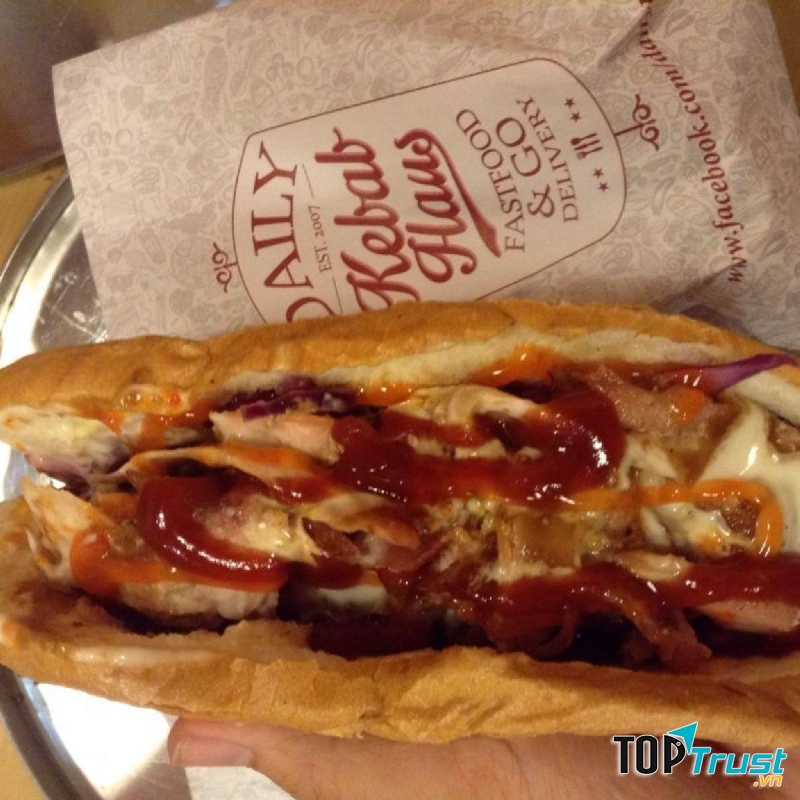 Daily Kebab Haus vẫn là kebab. Kebab có rất nhiều loại như: bánh tam giác, bánh thường, bánh cuộn,…