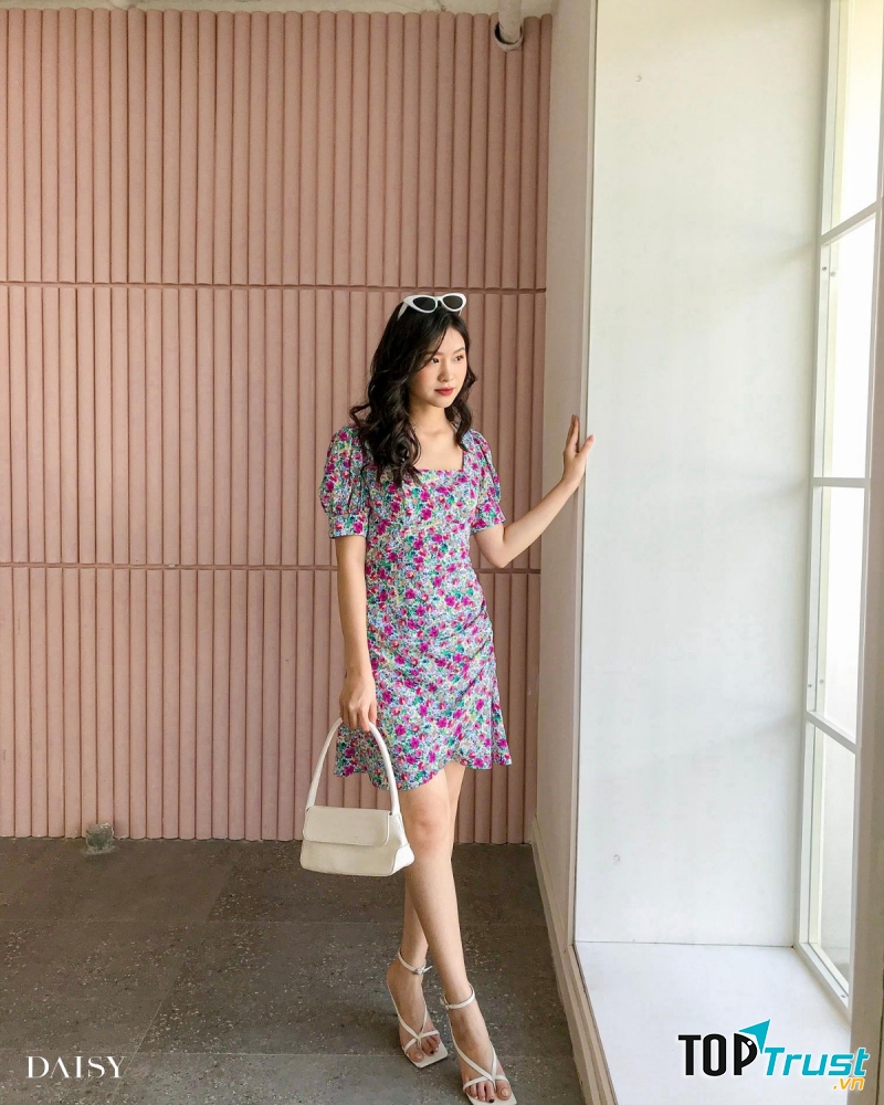 Với những chiếc túi xách nhỏ xinh gọn nhẹ ở Daisy, bạn có thể dễ dàng kết hợp được với nhiều loại trang phục