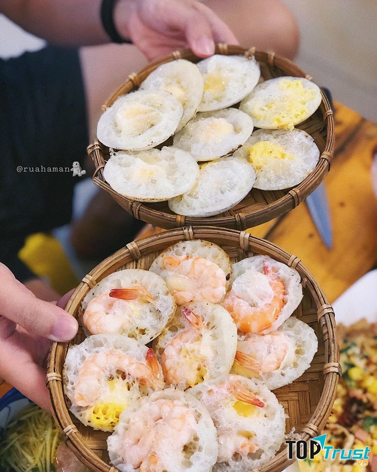 Quán Dalat Foods nằm trên một con hẻm đường Bạch Đằng, rất dễ tìm.